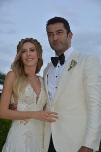 Oyuncu Kenan İmirzalıoğlu ve Sinem Kobal, Balıkesir'in Ayvalık ilçesine bağlı Cunda Adası'nda düzenlenen törenle dünya evine girdi. ( Hakan Firik - Anadolu Ajansı )